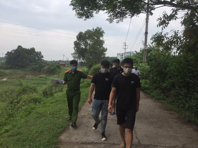 Dân gọi điện báo, công an truy đuổi bắt gọn 4 người Trung Quốc nhập cảnh trái phép - Ảnh 1. Dân gọi điện báo, công an truy đuổi bắt gọn 4 người Trung Quốc nhập cảnh trái phép - Ảnh 1.