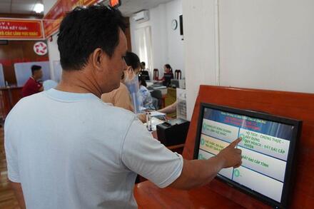 Hết cảnh chen chúc, đợi chờ làm thủ tục hành chính
