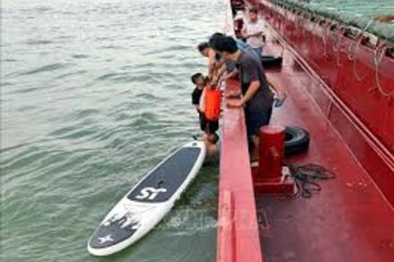 Cứu vớt được hai bố con lênh đênh trên biển nhiều giờ