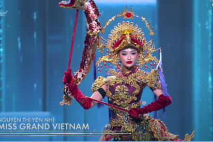 Yến Nhi trình diễn trang phục dân tộc nặng 30kg tại Miss Grand International