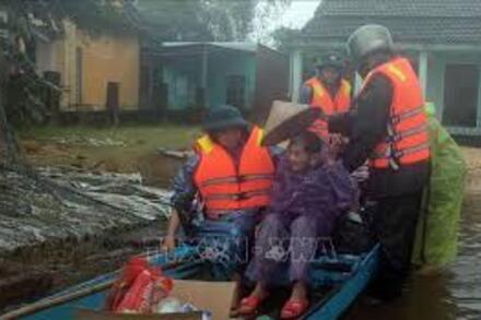 “Tình quân dân, nghĩa đồng bào” giữa mưa lũ