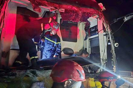 Xuyên đêm cứu người mắc kẹt trong xe khách gặp nạn trên cao tốc Đà Nẵng - Quảng Ngãi