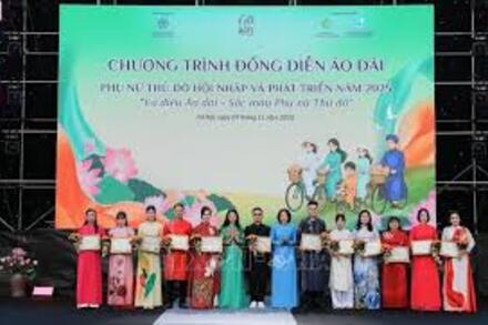 Phụ nữ Thủ đô đồng diễn áo dài khẳng định bản sắc văn hoá trong thời kỳ hội nhập