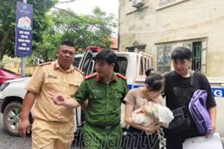 Kịp thời đưa cháu bé từ vùng lũ bị hóc dị vật đi cấp cứu