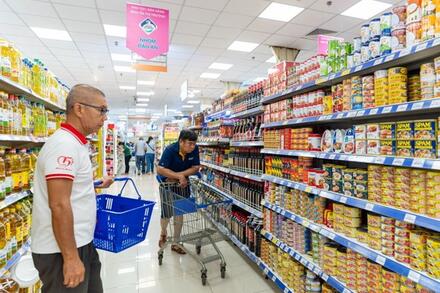 Hàng Tết giá bình dân lên ngôi tại TPHCM