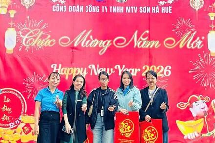 Công đoàn Sơn Hà Huế tặng lịch năm mới cho người lao động