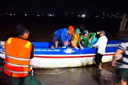 Biên phòng Gành Hào kịp thời đưa thuyền viên bệnh nặng vào bờ cấp cứu