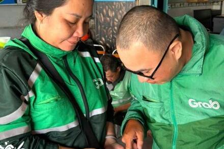 Người lao động hồ hởi mua hàng Chợ Tết Công đoàn trực tuyến