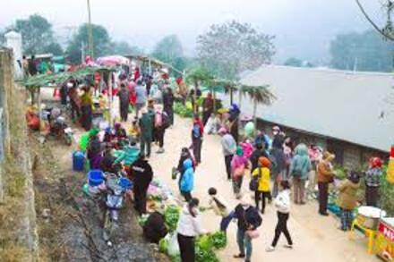 Độc đáo sắc màu văn hóa chợ phiên biên giới Nhôn Mai