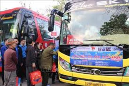 Ấm lòng những chuyến xe yêu thương đưa bệnh nhân về quê đón Tết