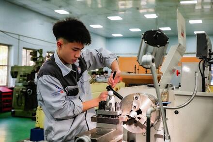 Bắt tay nhà trường - doanh nghiệp: Khi lớp học mở ra ... công trường