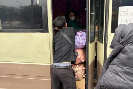 Sau nghỉ Tết, nhiều công nhân gặp khó khăn khi bắt xe khách trở lại làm việc