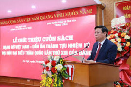 Giới thiệu cuốn sách “Rạng rỡ Việt Nam - Dấu ấn thành tựu nhiệm kỳ Đại hội đại biểu toàn quốc lần thứ XIII của Đảng"