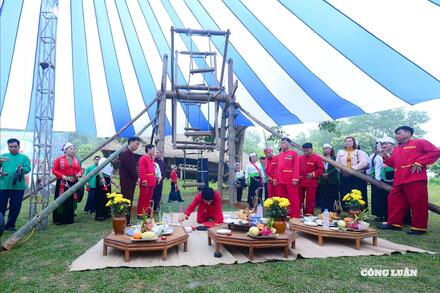 Độc đáo hoạt động 'Vui hội ví đu' của người Mường tại Làng Văn hóa