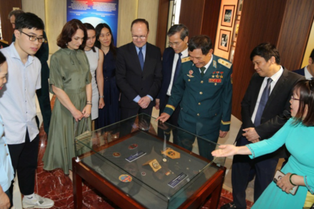 Trưng bày “Chuyến bay Liên hợp 37 - Biểu tượng hợp tác vũ trụ Việt Nam - Liên bang Nga”