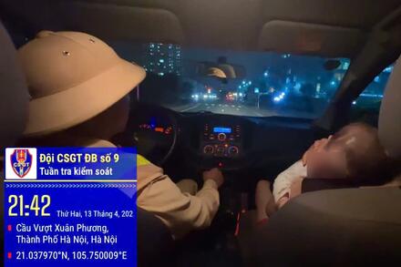 Nhận cầu cứu từ người mẹ, CSGT Hà Nội đưa bé 7 tháng tuổi đến viện kịp thời