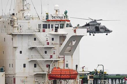 Tàu dầu Nga thoát lệnh bắt giữ ở Pháp sau khi nộp phạt