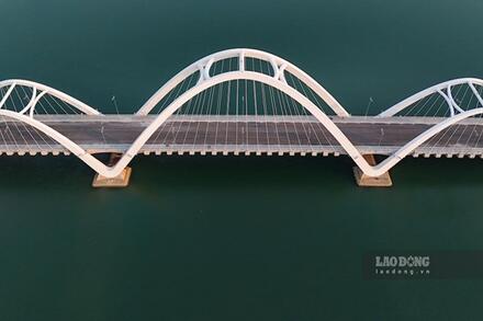 Cầu nghìn tỉ thi công xong nhưng chưa có đường dẫn vì vướng mặt bằng