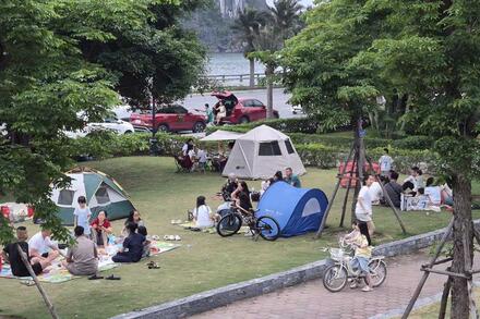 Du khách, người dân đổ xô cắm trại ở công viên đẹp nhất Quảng Ninh