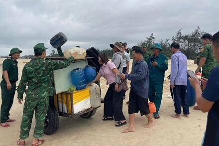 Tàu cá bị chìm trên biển do dông lốc, 2 ngư dân nỗ lực bơi vào bờ