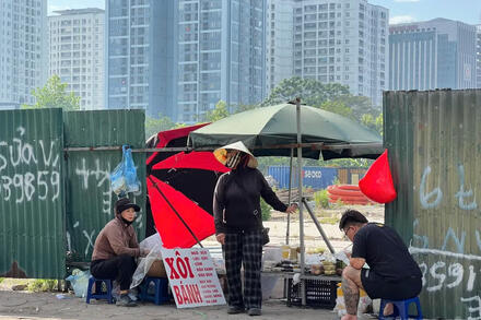 Hà Nội mạnh tay dẹp lấn chiếm vỉa hè, tiểu thương xoay đủ cách bán hàng