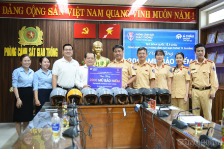 Đà Nẵng: Trao tặng 2.000 mũ bảo hiểm đạt chuẩn cho người dân, lan tỏa văn hóa giao thông an toàn