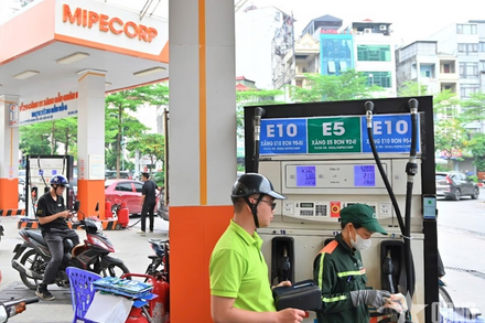 Từ chiều nay (9-7), giá xăng tiếp tục giảm, xăng E10 giảm về sát ngưỡng 20.000 đồng/lít