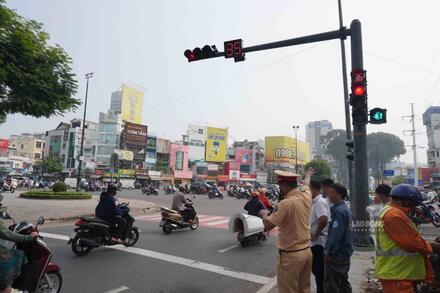 Vòng xoay kẹt xe triền miên ở TPHCM ngày đầu vận hành đèn tín hiệu