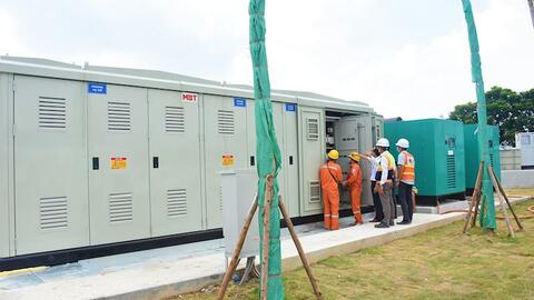 Chùm ảnh: Tổng công ty Điện lực TP Hà Nội phối hợp đảm bảo điện cho Bệnh viện dã chiến điều trị COVID-19