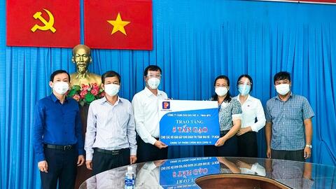 Petrolimex hỗ trợ 50 tấn gạo cho các hộ dân gặp khó khăn tại TP. Hồ Chí Minh