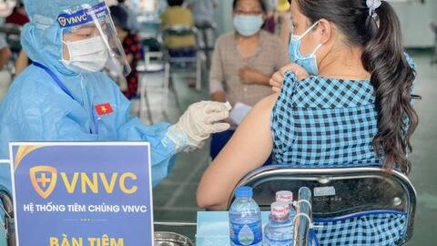 TP HCM: Thuyết phục hơn 18.000 người thuộc nhóm nguy cơ đi tiêm vắc-xin Covid-19