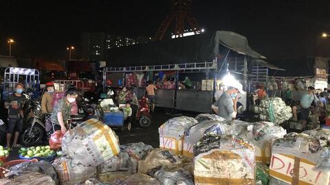Phó Chủ tịch UBND TP HCM: Xử lý các điểm bán tự phát quanh chợ đầu mối