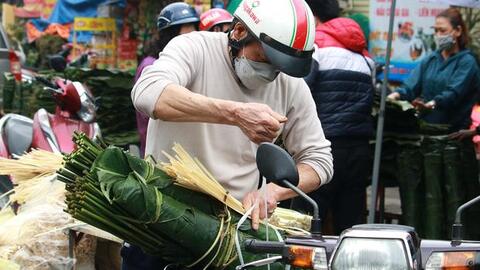 Chợ lá dong lâu đời nhất Hà Nội bất ngờ rơi vào cảnh đìu hiu chưa từng thấy: "Ngồi cả buổi tôi mới bán được 1 vài bó"