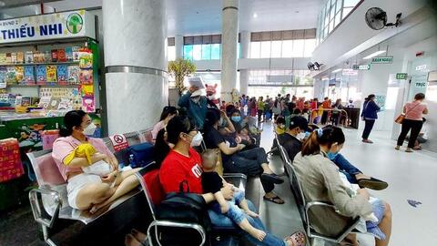 Sau Tết, nhiều người đi khám, chữa bệnh