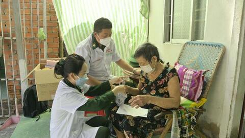 Phụ nữ biên phòng gác lại việc nhà, chung tay chống dịch