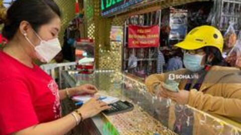 Lắm người cản, tôi cứ mua vàng vía Thần Tài và lãi đậm