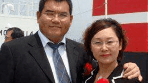 Thiên kim tiểu thư gả cho anh bán đậu phụ qua 1 lời mai mối: Từ vợ chồng trắng tay rủ nhau đi làm đồng nát, tới xây dựng đế chế tỷ USD nhờ phế liệu