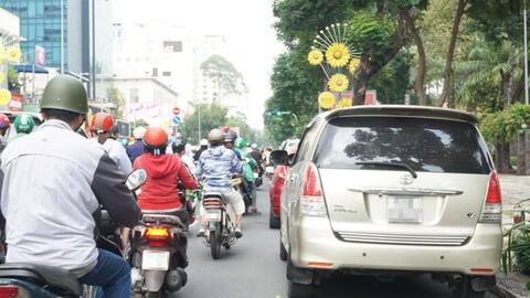 TP HCM: Né phí, ôtô đậu tràn lan đường cấm