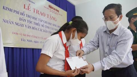 Thêm 100 phần học bổng đến với học sinh nghèo