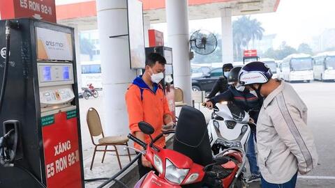 Giá xăng tiếp tục tăng, vượt mốc 28.000 đồng/lít