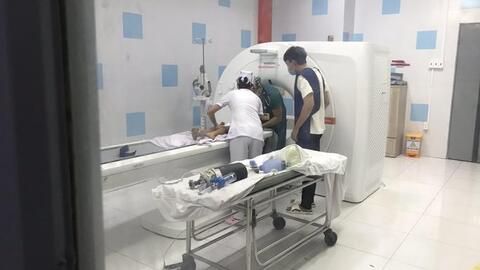 Bé trai 8 tuổi chấn thương não sau khi va vào bạn ở trong lớp