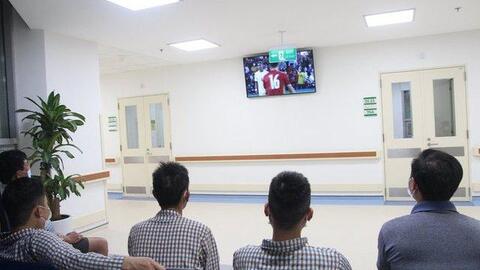Bệnh nhân bó bột, chống nạng vẫn nhiệt tình cổ vũ đội tuyển U23 Việt Nam tại SEA Games 31