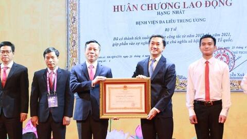 Bệnh viện Da liễu Trung ương nhận Huân chương Lao động hạng nhất