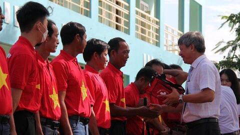 Trao thêm 7.000 lá cờ Tổ quốc cho ngư dân Quảng Nam