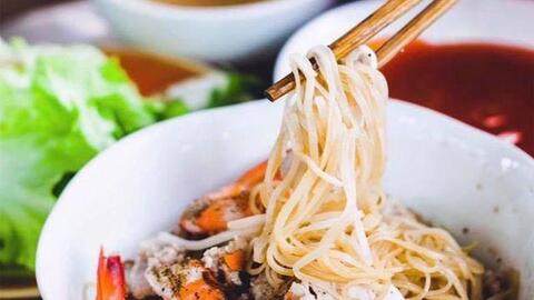 Điều đặc biệt khiến quán vỉa hè Sài Gòn nổi tiếng thế giới, 1 thập kỉ vẫn giữ giá bình dân