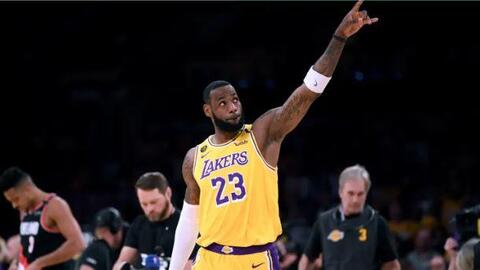 Ngôi sao bóng rổ LeBron James thành tỷ phú