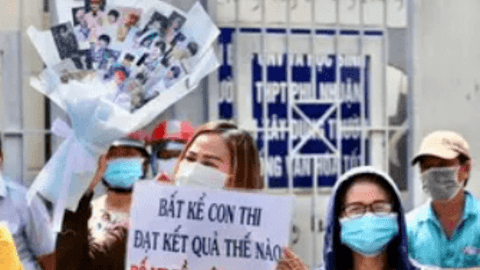 Người mẹ cổ vũ con thi lớp 10 bằng bó hoa làm từ ảnh thần tượng: "Không sao đâu con, mình cứ học đến đâu thì thi đến đó"