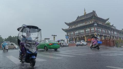 Trung Quốc: Đang nắng thiêu đốt sang mưa xối xả, hàng chục ngàn người chạy lũ