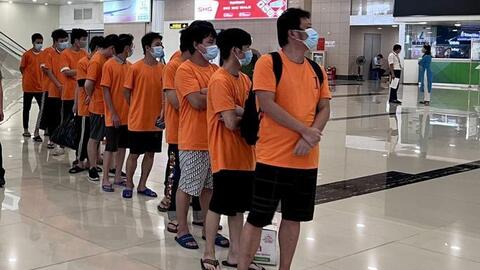 Công an TP HCM trục xuất 14 người nước ngoài muốn việc nhẹ, lương cao
