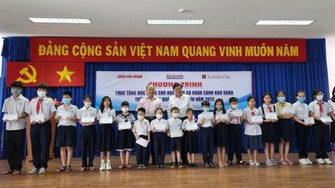 Trao 120 suất học bổng cho học sinh khó khăn ở TP HCM